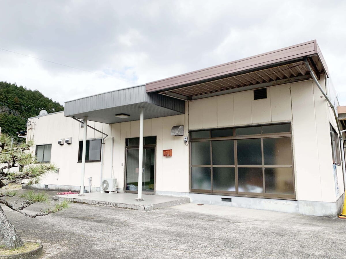 大戸上中央線沿いでアクセス良好、元縫製工場。